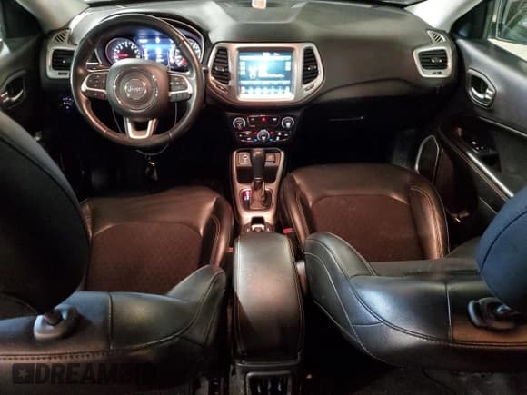 ✅ 2018 Jeep Compass Altitude • VIN: 3C4NJCBB3JT235497 • Lot: 43447415. Wystawiony na Copart z przebiegiem 80 107 mil. Bezpłatny archiwum sprzedaży aukcyjnych z USA i szczegółowy raport historii pojazdu na DreamBid. Zdjęcie 8.