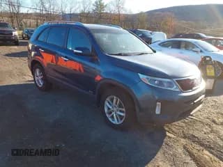 ✅ 2014 Kia Sorento LX • VIN: 5XYKTDA66EG497017 • Lot: 43725401. Wystawiony na IAAI z przebiegiem 296 121 mil. Bezpłatny archiwum sprzedaży aukcyjnych z USA i szczegółowy raport historii pojazdu na DreamBid. Zdjęcie 1.