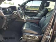 ✅ 2022 Jeep Wagoneer Series III • VIN: 1C4SJUDT2NS118080 • Lot: 69061505. Wystawiony na Copart z przebiegiem 46 897 mil. Bezpłatny archiwum sprzedaży aukcyjnych z USA i szczegółowy raport historii pojazdu na DreamBid. Zdjęcie 7.