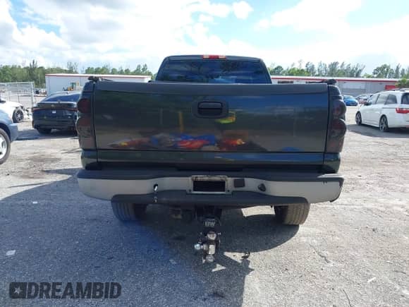 2005 Chevrolet Silverado 2500HD z VIN 1GCHC24295E245665, wystawiony jako IAAI lot #43454479 z przebiegiem 310 295 mil mil oraz . Historia ofert i sprzedaży dostępna na DreamBid. Obrazek 16.