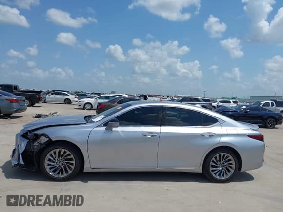 ✅ 2024 Lexus ES 300h Luxury • VIN: 58AEA1C15RU042140 • Lot: 42548438. Listed on IAAI with 6,505 mi. Free auction sales archive from the USA and detailed vehicle history report at DreamBid. Image 15.
