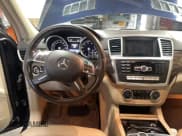 ✅ 2014 Mercedes-Benz GL 450 • VIN: 4JGDF7CE5EA374911 • Lot: 93522655. Wystawiony na Copart z przebiegiem 120 929 mil. Bezpłatny archiwum sprzedaży aukcyjnych z USA i szczegółowy raport historii pojazdu na DreamBid. Zdjęcie 9.