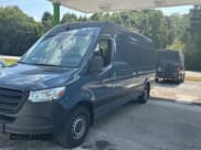 ✅ 2019 Mercedes-Benz Sprinter Cargo • VIN: WD4PF1CD0KP119040 • Лот: 82071015. Опубликован ранее на Copart с пробегом 124 312 миль. Бесплатный доступ к архиву аукционных продаж из США и подробный отчёт об истории автомобиля на DreamBid. Изображение 2.