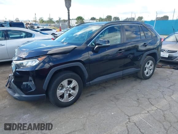 ✅ 2021 Toyota RAV4 XLE • VIN: 2T3W1RFV0MC120012 • Лот: 43751299. Опубликован ранее на IAAI с пробегом 67 814 миль. Бесплатный доступ к архиву аукционных продаж из США и подробный отчёт об истории автомобиля на DreamBid. Изображение 2.