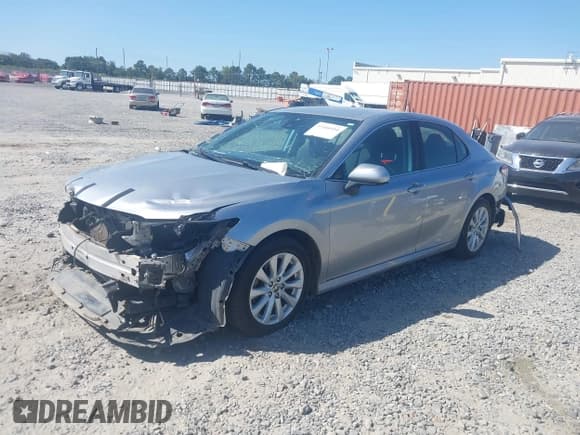 ✅ 2020 Toyota Camry LE • VIN: 4T1C11AK1LU961795 • Lot: 43360554. Wystawiony na IAAI z przebiegiem 145 227 mil. Bezpłatny archiwum sprzedaży aukcyjnych z USA i szczegółowy raport historii pojazdu na DreamBid. Zdjęcie 2.