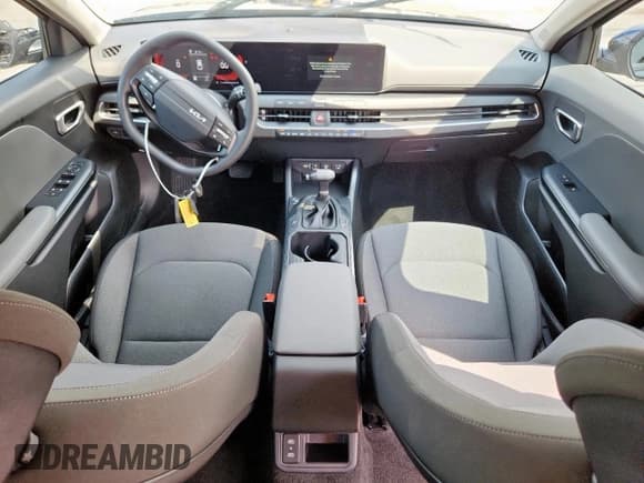 ✅ 2025 Kia K4 LXS • VIN: 3KPFT4DE3SE180440 • Lot: 70852435. Wystawiony na Copart z przebiegiem 686 mil. Bezpłatny archiwum sprzedaży aukcyjnych z USA i szczegółowy raport historii pojazdu na DreamBid. Zdjęcie 8.