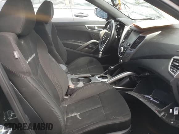 ✅ 2017 Hyundai Veloster • VIN: KMHTC6AD8HU323415 • Lot: 86481584. Wystawiony na Copart z przebiegiem 52 785 mil. Bezpłatny archiwum sprzedaży aukcyjnych z USA i szczegółowy raport historii pojazdu na DreamBid. Zdjęcie 5.