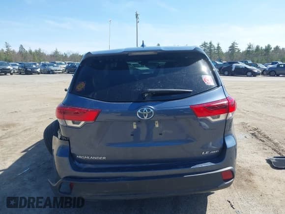 ✅ 2018 Toyota Highlander LE • VIN: 5TDBZRFH9JS837716 • Lot: 42075645. Listed on IAAI with 36,893 mi. Free auction sales archive from the USA and detailed vehicle history report at DreamBid. Image 17.