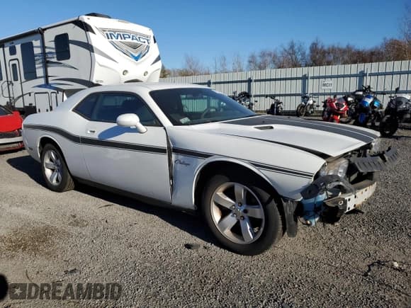 ✅ 2010 Dodge Challenger SE • VIN: 2B3CJ4DV8AH323797 • Lot: 79547304. Wystawiony na Copart z przebiegiem 97 437 mil. Bezpłatny archiwum sprzedaży aukcyjnych z USA i szczegółowy raport historii pojazdu na DreamBid. Zdjęcie 4.