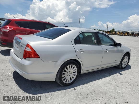 ✅ 2010 Ford Fusion Hybrid • VIN: 3FADP0L39AR182968 • Lot: 66120535. Wystawiony na Copart z przebiegiem 105 952 mil. Bezpłatny archiwum sprzedaży aukcyjnych z USA i szczegółowy raport historii pojazdu na DreamBid. Zdjęcie 3.