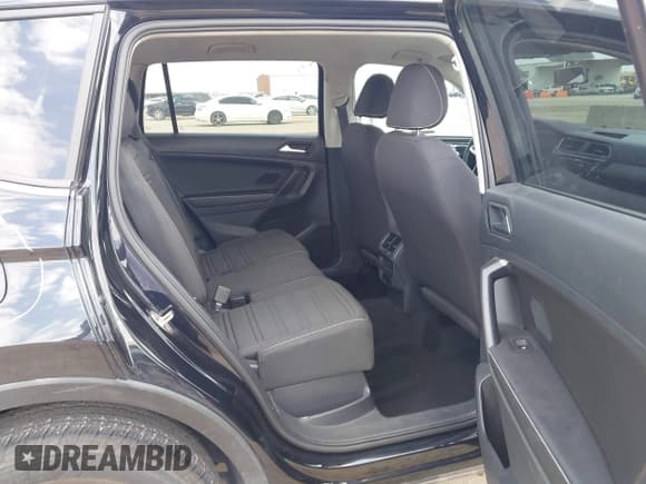 ✅ 2022 Volkswagen Tiguan S • VIN: 3VV0B7AX7NM137070 • Lot: 42492020. Wystawiony na IAAI z przebiegiem 24 396 mil. Bezpłatny archiwum sprzedaży aukcyjnych z USA i szczegółowy raport historii pojazdu na DreamBid. Zdjęcie 8.