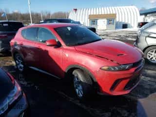 2024 Dodge Hornet R/T z VIN ZACPDFCW1R3A29639, wystawiony jako Copart lot #46232455 z przebiegiem 10 905 mil mil oraz Czysty tytuł • Clean title. Historia ofert i sprzedaży dostępna na DreamBid. Obrazek 4.