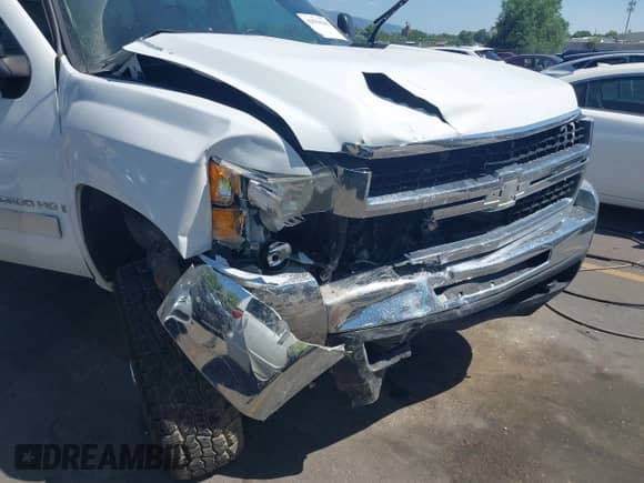 2007 Chevrolet Silverado 2500HD 1LT z VIN 1GCHK23687F512654, wystawiony jako IAAI lot #42554241 z przebiegiem 149 949 mil mil oraz . Historia ofert i sprzedaży dostępna na DreamBid. Obrazek 6.