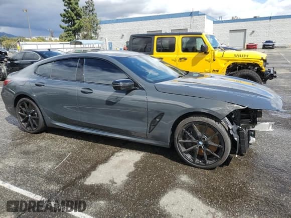 ✅ 2025 BMW 8 Series M850i • VIN: WBAGV8C07SCT18237 • Лот: 49277375. Опубликован ранее на Copart с пробегом 750 миль. Бесплатный доступ к архиву аукционных продаж из США и подробный отчёт об истории автомобиля на DreamBid. Изображение 4.
