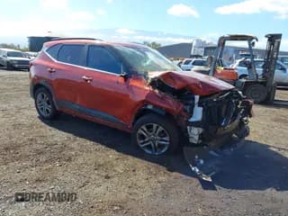 ✅ 2021 Kia Seltos S • VIN: KNDEU2AA5M7125988 • Лот: 42867285. Опубликован ранее на IAAI с пробегом 51 366 миль. Бесплатный доступ к архиву аукционных продаж из США и подробный отчёт об истории автомобиля на DreamBid. Изображение 1.