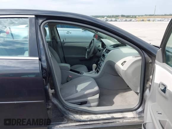 2012 Chevrolet Malibu 1LS z VIN 1G1ZB5E03CF253296, wystawiony jako IAAI lot #43278369 z przebiegiem 144 163 mil mil oraz . Historia ofert i sprzedaży dostępna na DreamBid. Obrazek 5.