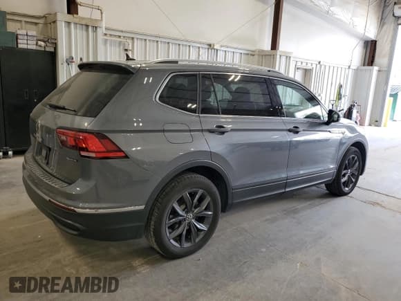 ✅ 2023 Volkswagen Tiguan SE • VIN: 3VVMB7AX6PM034582 • Lot: 81327125. Wystawiony na Copart z przebiegiem 22 563 mil. Bezpłatny archiwum sprzedaży aukcyjnych z USA i szczegółowy raport historii pojazdu na DreamBid. Zdjęcie 3.