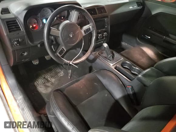 ✅ 2010 Dodge Challenger SRT-8 • VIN: 2B3CJ7DW3AH260635 • Lot: 87880775. Wystawiony na Copart z przebiegiem 105 524 mil. Bezpłatny archiwum sprzedaży aukcyjnych z USA i szczegółowy raport historii pojazdu na DreamBid. Zdjęcie 8.