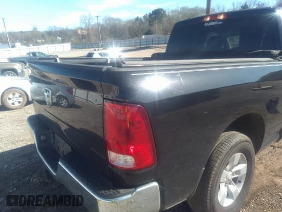 ✅ 2018 Ram 1500 Express • VIN: 1C6RR6FG0JS131656 • Lot: 41640173. Wystawiony na IAAI z przebiegiem 56 025 mil. Bezpłatny archiwum sprzedaży aukcyjnych z USA i szczegółowy raport historii pojazdu na DreamBid. Zdjęcie 21.