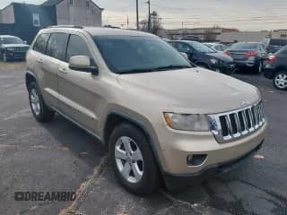 ✅ 2011 Jeep Grand Cherokee Laredo • VIN: 1J4RR4GT2BC557573 • Лот: 94197495. Опубликован ранее на Copart с пробегом 148 650 миль. Бесплатный доступ к архиву аукционных продаж из США и подробный отчёт об истории автомобиля на DreamBid. Изображение 1.