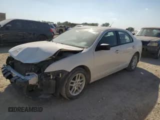 ✅ 2011 Ford Fusion S • VIN: 3FAHP0GA9BR144877 • Лот: 84523585. Опубликован ранее на Copart с пробегом 115 079 миль. Бесплатный доступ к архиву аукционных продаж из США и подробный отчёт об истории автомобиля на DreamBid. Изображение 1.