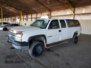 ✅ 2005 Chevrolet Silverado 2500HD LS • VIN: 1GCHK29U45E227006 • Lot: 89525615. Wystawiony na Copart z przebiegiem 274 586 mil. Bezpłatny archiwum sprzedaży aukcyjnych z USA i szczegółowy raport historii pojazdu na DreamBid. Zdjęcie 1.