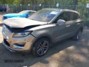 ✅ 2019 Lincoln MKC Reserve • VIN: 5LMCJ3D93KUL53163 • Lot: 42097105. Wystawiony na IAAI z przebiegiem 71 066 mil. Bezpłatny archiwum sprzedaży aukcyjnych z USA i szczegółowy raport historii pojazdu na DreamBid. Zdjęcie 2.