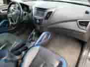 2014 Hyundai Veloster Turbo с VIN KMHTC6AE3EU189109, выставлен на аукционе Copart как лот 67153984 с пробегом 77 979 миль миль и Списание • Salvage title. История ставок и продаж доступна на DreamBid. Изображение 8.