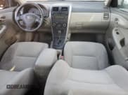 ✅ 2009 Toyota Corolla • VIN: 1NXBU40EX9Z138856 • Lot: 90679295. Wystawiony na Copart z przebiegiem 131 142 mil. Bezpłatny archiwum sprzedaży aukcyjnych z USA i szczegółowy raport historii pojazdu na DreamBid. Zdjęcie 8.