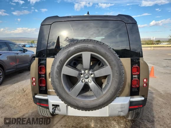 ✅ 2024 Land Rover Defender S • VIN: SALEJ7EX7R2340726 • Lot: 89681765. Wystawiony na Copart z przebiegiem 26 645 mil. Bezpłatny archiwum sprzedaży aukcyjnych z USA i szczegółowy raport historii pojazdu na DreamBid. Zdjęcie 6.