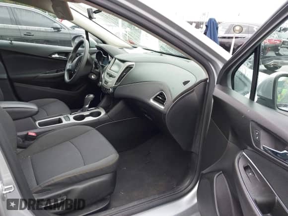 2018 Chevrolet Cruze LS с VIN 1G1BC5SM3J7125850, выставлен на аукционе IAAI как лот 43408913 с пробегом 135 200 миль миль и . История ставок и продаж доступна на DreamBid. Изображение 5.