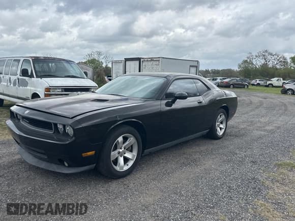 ✅ 2009 Dodge Challenger SE • VIN: 2B3LJ44V89H577103 • Lot: 48202545. Wystawiony na Copart z przebiegiem 172 791 mil. Bezpłatny archiwum sprzedaży aukcyjnych z USA i szczegółowy raport historii pojazdu na DreamBid. Zdjęcie 2.