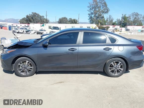 ✅ 2023 Kia Forte LXS • VIN: 3KPF24AD9PE652758 • Lot: 41818079. Wystawiony na IAAI z przebiegiem 57 120 mil. Bezpłatny archiwum sprzedaży aukcyjnych z USA i szczegółowy raport historii pojazdu na DreamBid. Zdjęcie 14.