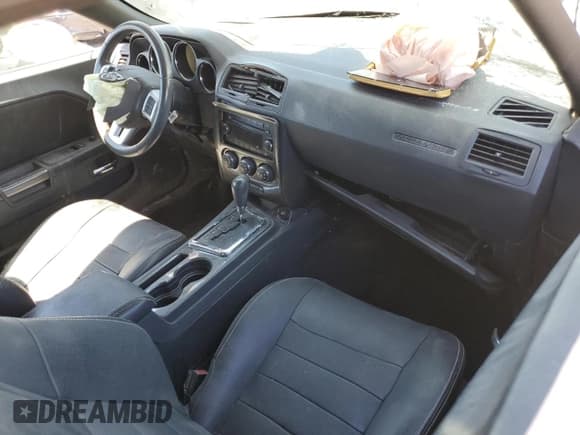 ✅ 2013 Dodge Challenger SXT • VIN: 2C3CDYAG0DH596373 • Lot: 68378504. Wystawiony na Copart z przebiegiem Nie podano. Bezpłatny archiwum sprzedaży aukcyjnych z USA i szczegółowy raport historii pojazdu na DreamBid. Zdjęcie 8.