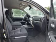 ✅ 2018 Toyota Tundra SR5 • VIN: 5TFEY5F19JX242306 • Lot: 42524820. Wystawiony na IAAI z przebiegiem 55 544 mil. Bezpłatny archiwum sprzedaży aukcyjnych z USA i szczegółowy raport historii pojazdu na DreamBid. Zdjęcie 5.