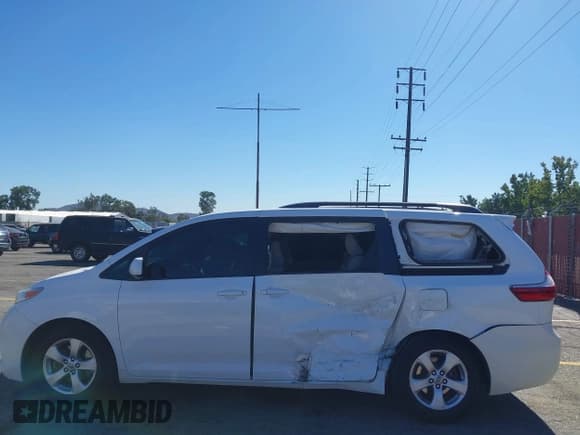 ✅ 2017 Toyota Sienna LE • VIN: 5TDKZ3DCXHS863837 • Lot: 43491475. Listed on IAAI with 94,505 mi. Free auction sales archive from the USA and detailed vehicle history report at DreamBid. Image 6.