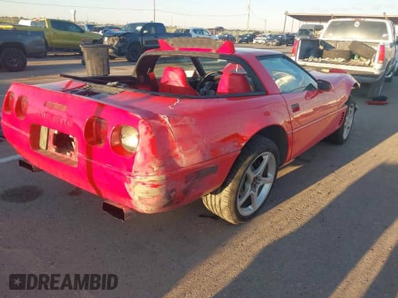 1995 Chevrolet Corvette z VIN 1G1YY22P4S5115975, wystawiony jako IAAI lot #43364512 z przebiegiem 150 676 mil mil oraz . Historia ofert i sprzedaży dostępna na DreamBid. Obrazek 4.