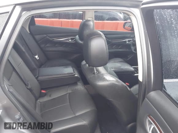 ✅ 2015 Infiniti Q70 • VIN: JN1BY1AR9FM561774 • Lot: 43555572. Wystawiony na IAAI z przebiegiem Nie podano. Bezpłatny archiwum sprzedaży aukcyjnych z USA i szczegółowy raport historii pojazdu na DreamBid. Zdjęcie 8.