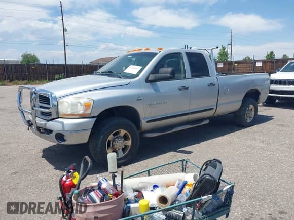 2006 Dodge 3500 SLT z VIN 3D7LX38C36G119406, wystawiony jako IAAI lot #42488961 z przebiegiem 235 739 mil mil oraz . Historia ofert i sprzedaży dostępna na DreamBid. Obrazek 17.