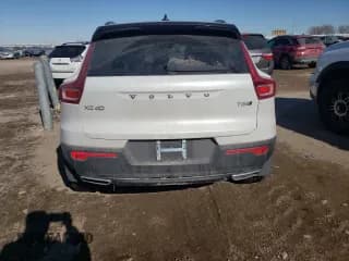 ✅ 2020 Volvo XC40 R-Design • VIN: YV4162UM1L2270002 • Lot: 39321993. Wystawiony na Copart z przebiegiem 27 118 mil. Bezpłatny archiwum sprzedaży aukcyjnych z USA i szczegółowy raport historii pojazdu na DreamBid. Zdjęcie 6.