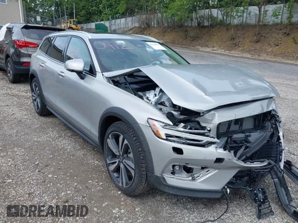 ✅ 2025 Volvo V60 Plus • VIN: YV4L12WK4S2149577 • Лот: 42540412. Опубликован ранее на IAAI с пробегом 967 миль. Бесплатный доступ к архиву аукционных продаж из США и подробный отчёт об истории автомобиля на DreamBid. Изображение 1.