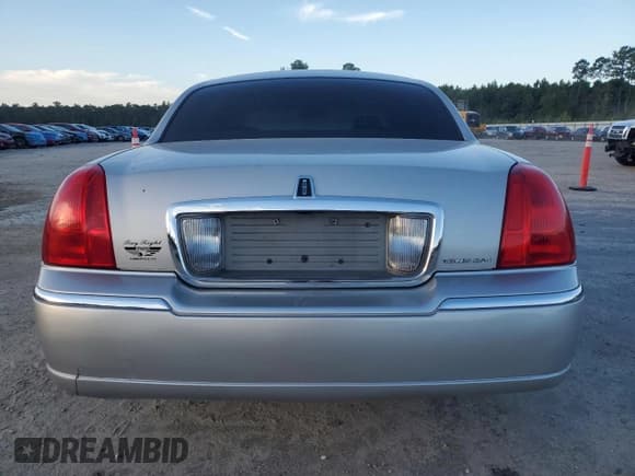✅ 2008 Lincoln Town Car Limited • VIN: 2LNHM82W98X649747 • Lot: 71495455. Listed on Copart with 268,833 mi. Free auction sales archive from the USA and detailed vehicle history report at DreamBid. Image 6.
