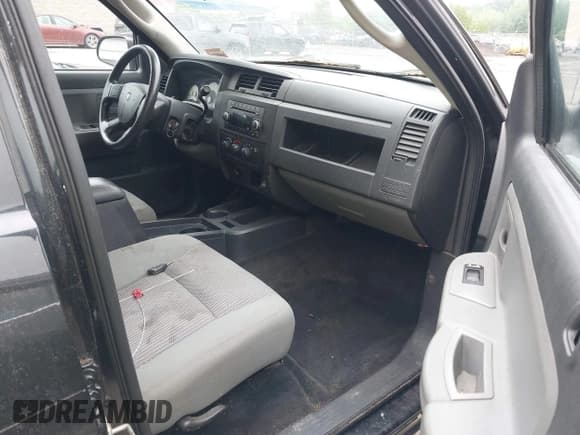 ✅ 2010 Dodge Dakota Bighorn/Lonestar • VIN: 1D7CW3GK8AS202813 • Lot: 42467823. Wystawiony na IAAI z przebiegiem 166 294 mil. Bezpłatny archiwum sprzedaży aukcyjnych z USA i szczegółowy raport historii pojazdu na DreamBid. Zdjęcie 5.