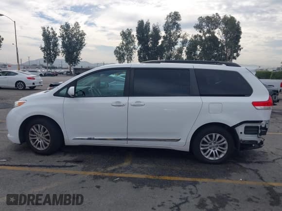 ✅ 2014 Toyota Sienna XLE • VIN: 5TDYK3DC3ES415711 • Lot: 43643569. Listed on IAAI with 205,322 mi. Free auction sales archive from the USA and detailed vehicle history report at DreamBid. Image 14.