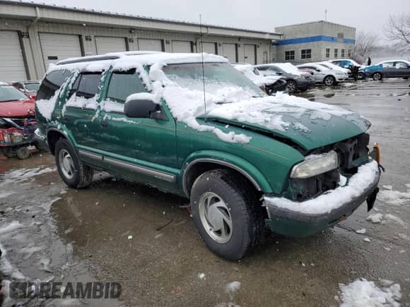 1999 Chevrolet Blazer LT z VIN 1GNDT13W9X2200556, wystawiony jako Copart lot #43933415 z przebiegiem 127 382 mil mil oraz Szkoda całkowita • Salvage title. Historia ofert i sprzedaży dostępna na DreamBid. Obrazek 4.