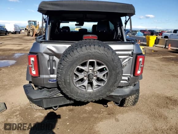 ✅ 2023 Ford Bronco • VIN: 1FMEE5DP0PLC10002 • Lot: 57272555. Wystawiony na Copart z przebiegiem 14 035 mil. Bezpłatny archiwum sprzedaży aukcyjnych z USA i szczegółowy raport historii pojazdu na DreamBid. Zdjęcie 6.