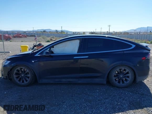 ✅ 2018 Tesla Model X 75D • VIN: 5YJXCBE21JF115561 • Lot: 39145954. Listed on IAAI with Not provided. Free auction sales archive from the USA and detailed vehicle history report at DreamBid. Image 13.