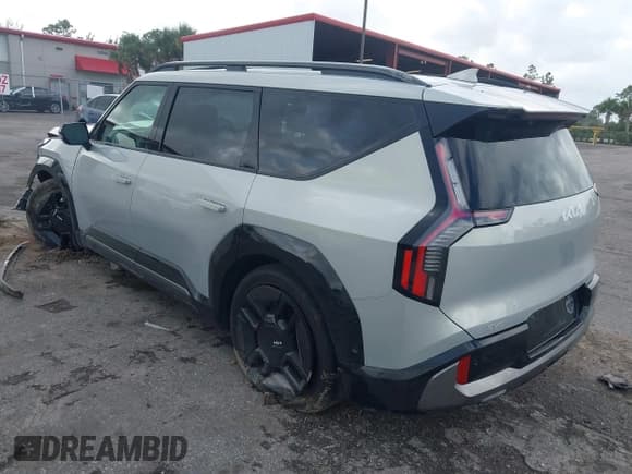 ✅ 2024 Kia EV9 GT-Line • VIN: KNDAEFS58R6038376 • Lot: 40792514. Wystawiony na IAAI z przebiegiem 5 677 mil. Bezpłatny archiwum sprzedaży aukcyjnych z USA i szczegółowy raport historii pojazdu na DreamBid. Zdjęcie 3.