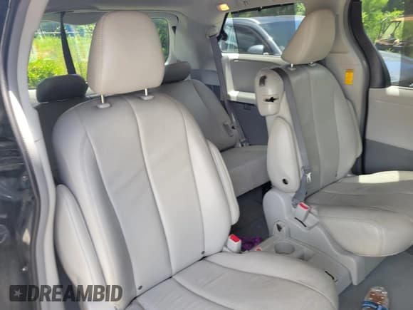 ✅ 2013 Toyota Sienna XLE AAS • VIN: 5TDYK3DC2DS397670 • Lot: 42716734. Wystawiony na IAAI z przebiegiem 284 806 mil. Bezpłatny archiwum sprzedaży aukcyjnych z USA i szczegółowy raport historii pojazdu na DreamBid. Zdjęcie 8.