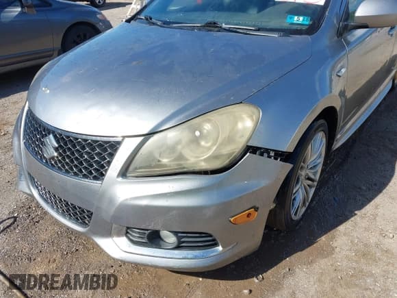 ✅ 2012 Suzuki Kizashi SLS Sport • VIN: JS2RF9A80C6100086 • Lot: 43396335. Wystawiony na IAAI z przebiegiem Nie podano. Bezpłatny archiwum sprzedaży aukcyjnych z USA i szczegółowy raport historii pojazdu na DreamBid. Zdjęcie 6.